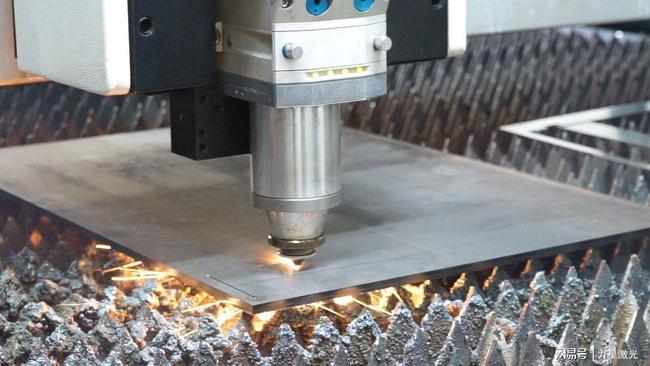 金属激光切割机是专门用来切割加工金属材料的激光切割设备,目前市场